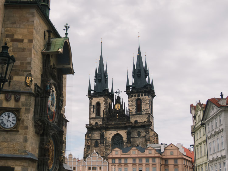 ônibus pela Europa - igreja de Praga